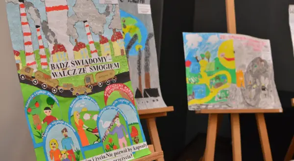 Dzieci malują, jak zapobiegać smogowi. Praca pokazuje fabryki z dymem i hasło "Bądź świadomy – walcz ze smogiem".