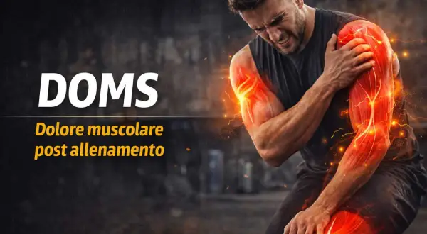 Uomo con dolori muscolari post allenamento, DOMS. I dolori post allenamento sono positivi, segno di crescita muscolare.