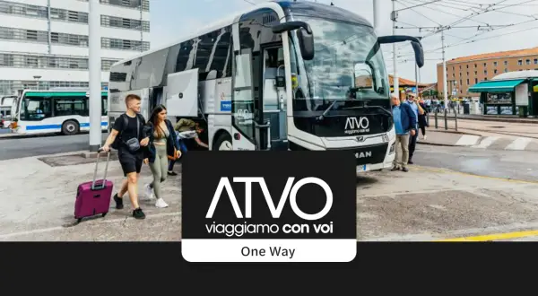 Młodzi ludzie z walizkami wsiadają do autobusu ATVO na lotnisku w Wenecji.