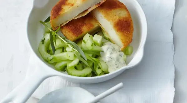 Kohlrabi-Puffer mit Gurkensalat und Kräuterquark – eine köstliche Idee für Kohlrabi Rezepte.