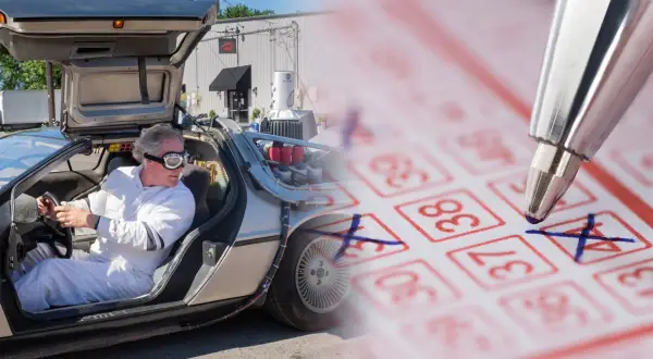 Gracz w stroju naukowca w DeLorean, obok kuponu lotto z zaznaczonymi numerami. Największe błędy przy przeliczaniu kursu euro które zawyżyły wygrane graczy.