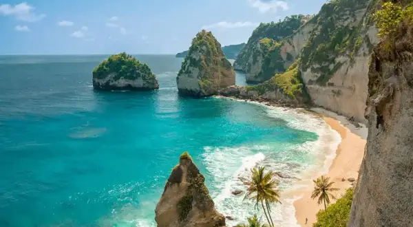 Rajska plaża z turkusową wodą i klifami. Idealne miejsce na wakacje, kiedy jechać na Bali?