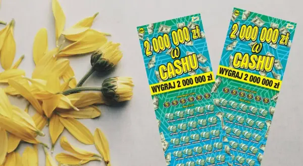 Dwie zdrapki "2 000 000 zł w Cashu" obok żółtych płatków. Co zrobić w przypadku awarii terminala Lotto podczas sprawdzania zdrapki?