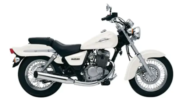 Biały motocykl Suzuki Marauder 125 widziany z boku.