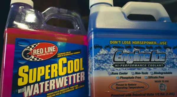 Dwa płyny chłodnicze: Red Line SuperCool i Engine Ice. Pamiętaj, co ile wymieniac płyn chłodniczy, by silnik działał sprawnie.