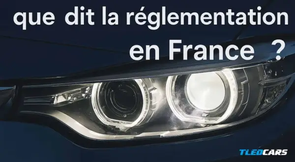 Gros plan sur les feux d'une voiture moderne, éclairés. Le texte "que dit la réglementation en France ?" suggère une discussion sur les différents feux de voiture.