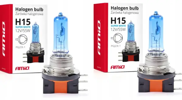 Dwie żarówki halogenowe H15 AMIO Super White 12V/55W, idealne do Skoda Octavia 1, zapewniające jasne światło.