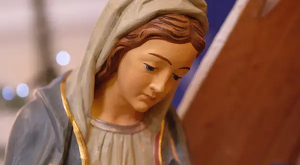 Figurka Matki Bożej z niebieskimi oczami, w ciszy wsłuchująca się w litanię loretańską mówioną.