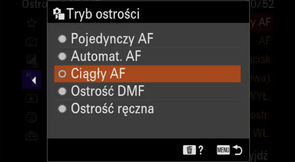 Menu aparatu: Tryb ostrości. Wybrany "Ciągły AF" - co to jest? Ciągły autofokus śledzi ruch.