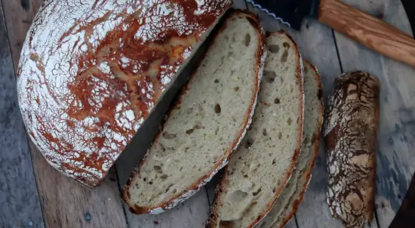 Frisch gebackenes Kartoffelbrot mit knuspriger Kruste und weicher Krume. Ein tolles Rezept für Kartoffelbrot!