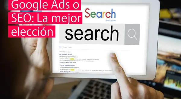 Mano tocando pantalla de tablet que muestra resultados de búsqueda. Aprende como promocionar una pagina web con Google Ads o SEO.