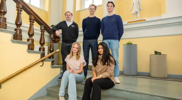 Fem elever poserar på en trappa vid Rudbeckianska gymnasiet.