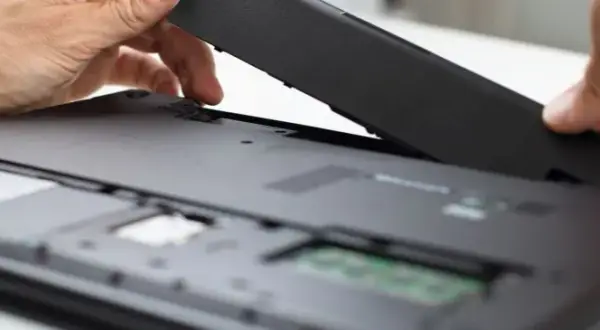 Jak łatwo wyjąć baterię z laptopa Acer Aspire E15 bez problemów