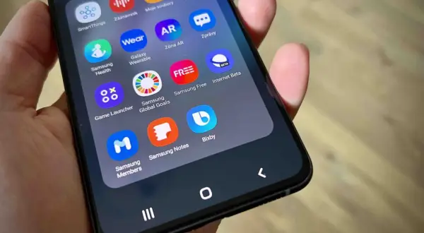 Szukasz informacji, jak wyłączyć asystenta głosowego w TV Samsung? Na ekranie telefonu widać ikonę Bixby, która może pomóc w zarządzaniu urządzeniami.