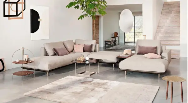 Modernes Wohnzimmer mit beigem Sofa, Kunst und Pflanzen. Tolle Wohnzimmer Ideen für ein stilvolles Zuhause.