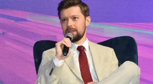 Remigiusz Mróz z kim jest obecnie? Zaskakujące szczegóły z życia osobistego.
