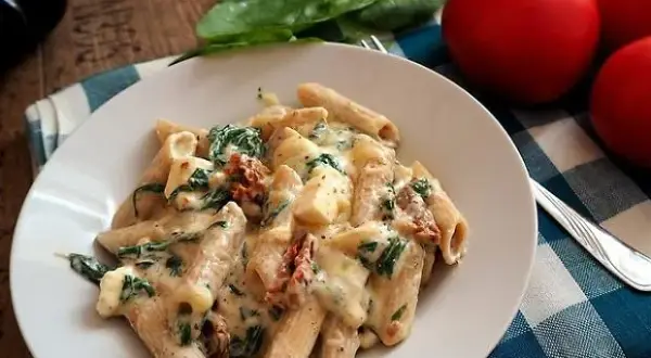 Penne z kurczakiem i szpinakiem w sosie śmietanowym - szybki przepis na obiad