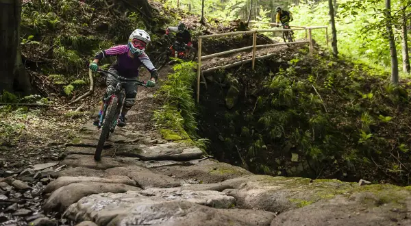 Rowerzyści pokonują kamienisty zjazd na jednej z tras rowerowych w Bielsku.