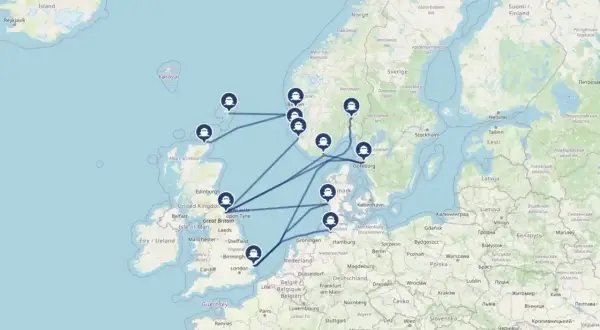 Mapa pokazuje trasy morskie z Wielkiej Brytanii do Norwegii, przez Danię i Szwecję. Jak dojechać do Norwegii? Promem!