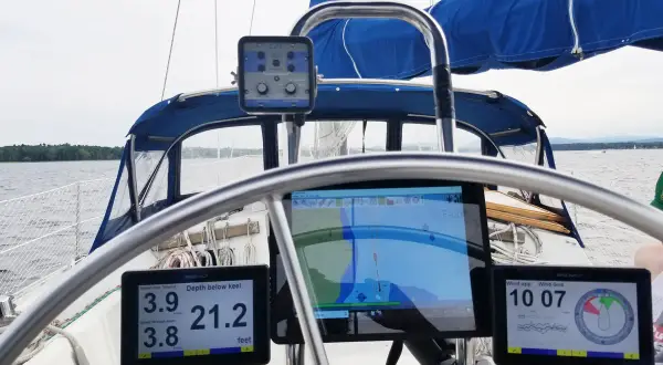 Strumenti nautici per navigazione: display con profondità, velocità e dati del vento su una barca a vela.