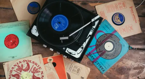 Gramofon z płytami winylowymi. Dowiedz się, czym czyścić płyty winylowe, by cieszyć się czystym dźwiękiem.