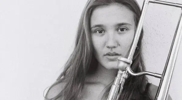 Rita Payés, joven trombonista, posa con su instrumento.