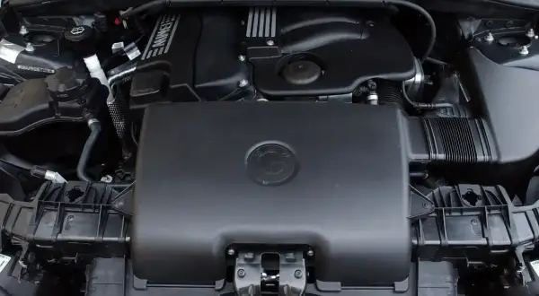 Silnik BMW Seria 1, który jest najmniej awaryjny? Ten widok pod maską sugeruje, że szukasz niezawodności.