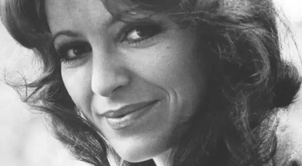 Anna Jantar, uśmiechnięta, z burzą włosów, jakby śpiewała "Tyle słońca w całym mieście".