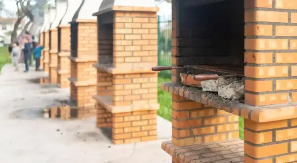 Jak skutecznie stosować zaprawę szamotową? Kluczowe wskazówki i techniki