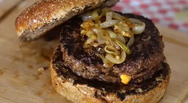 Jak przyprawić mięso do burgera, by zachwycić smakiem?