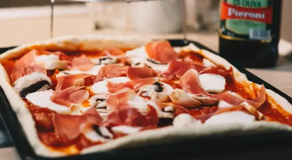 Jak zrobić pizzę domową - prosty przepis na idealne ciasto i sos