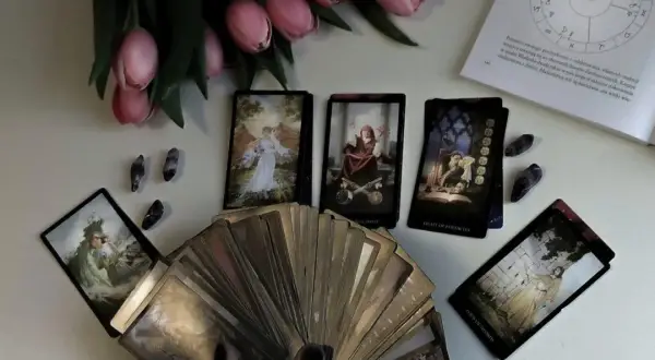 Dlaczego tarot jest niebezpieczny? Zagrożenia duchowe i psychiczne wróżenia