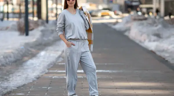 Co pasuje do szarych dresów damskich? Stylizacje, które zachwycają!