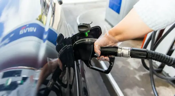 Co się stanie, gdy wlejesz benzynę do diesla? Potencjalne szkody