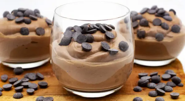 Schokoladiger protein nachtisch in Gläsern, garniert mit Schokodrops. Ein Genuss für alle, die auf ihre Ernährung achten.