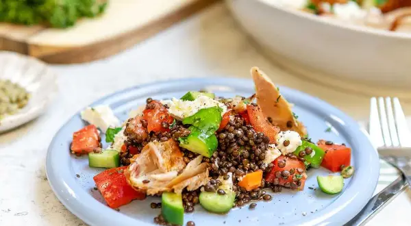En härlig sommrig sallad med linser, kyckling, tomat, gurka och fetaost. Perfekt för en lätt lunch eller middag.