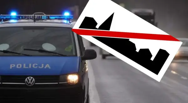 Policyjny radiowóz z włączonymi sygnałami świetlnymi, obok znak d43.