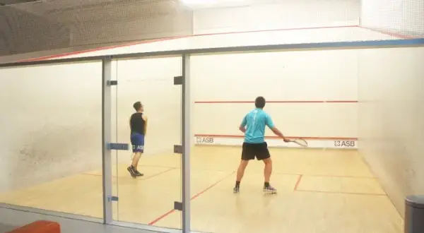 Squash Warszawa z MultiSport: Kluby, dopłaty i jak grać taniej