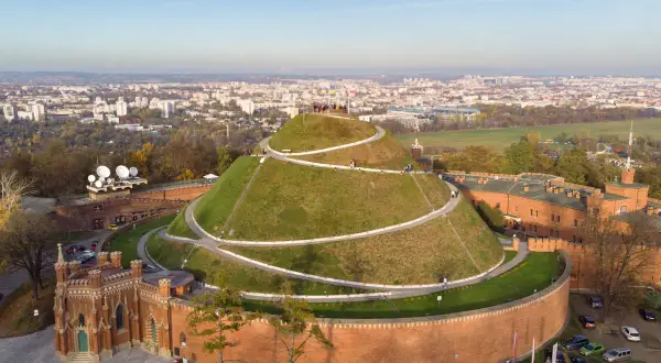 Niedziela w Krakowie. Kopiec Kościuszki z krętą ścieżką i widokiem na miasto.