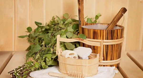 Holzgefäße, Birkenreisig und Bürsten für den perfekten Saunaaufguss selber machen.