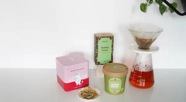 Pudełko z herbatą Moomin, zielona herbata jaśminowa i japońska sencha – wybór najzdrowszych herbat ziołowych do zaparzenia.