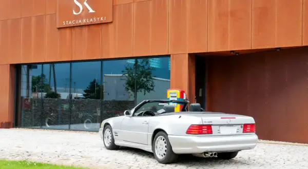 Srebrny SL 500 stoi przed budynkiem "Stacja Klasyki".