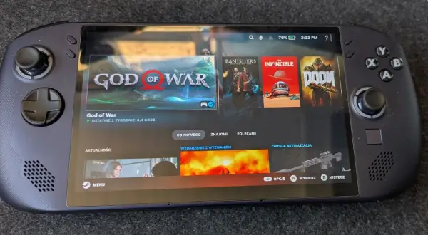 Przenośna konsola Steam Deck z systemem SteamOS 3, wyświetlająca okładki gier: God of War, Banishers, The Invincible i Doom.