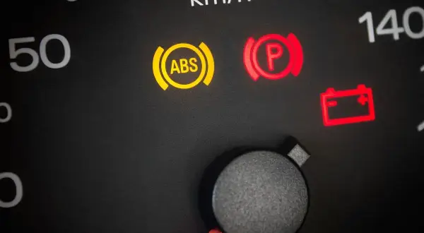 Testigo ABS encendido. El sistema antibloqueo de frenos (ABS) ayuda a mantener el control al frenar.