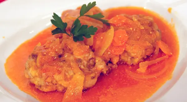 Albondigas de bonito en salsa de tomate con zanahoria y perejil.