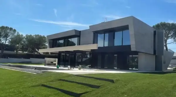 Moderna casa con piscina y jardín en Boadilla del Monte, un ejemplo de las mejores urbanizaciones de Boadilla del Monte.