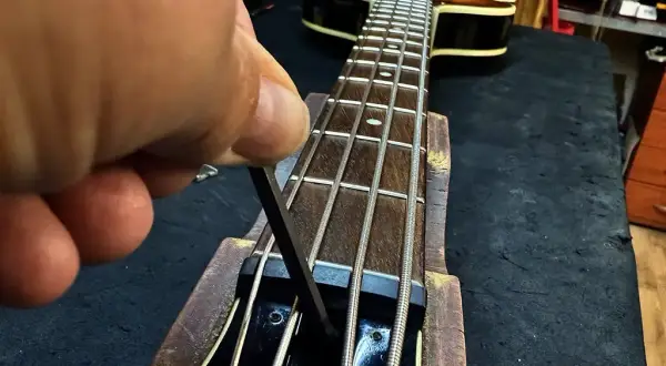Jak wyregulować gryf w gitarze elektrycznej, aby uniknąć brzęczenia strun
