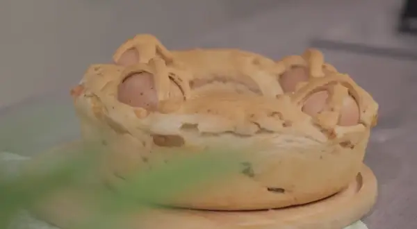 La torta pasqualina, con il suo significato di rinascita, è un simbolo di casa carut. Le uova incastonate nell'impasto dorato raccontano storie di tradizione.