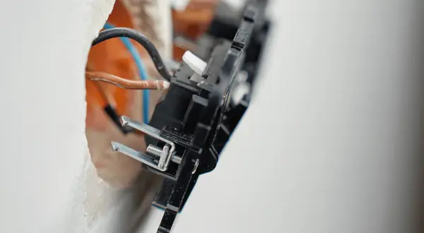 Instalacja elektryczna z widocznymi przewodami. Ważna jest obciążalność przewodów 1mm2 dla bezpieczeństwa.