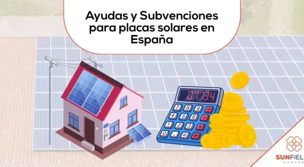 Calculadora y monedas junto a casa con placas solares, ilustrando cuando se cobran las subvenciones de las placas solares en España.